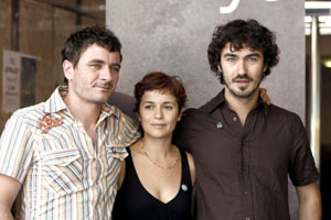 The director, together with actors Alex Brendemuhl and Aina de Cos.